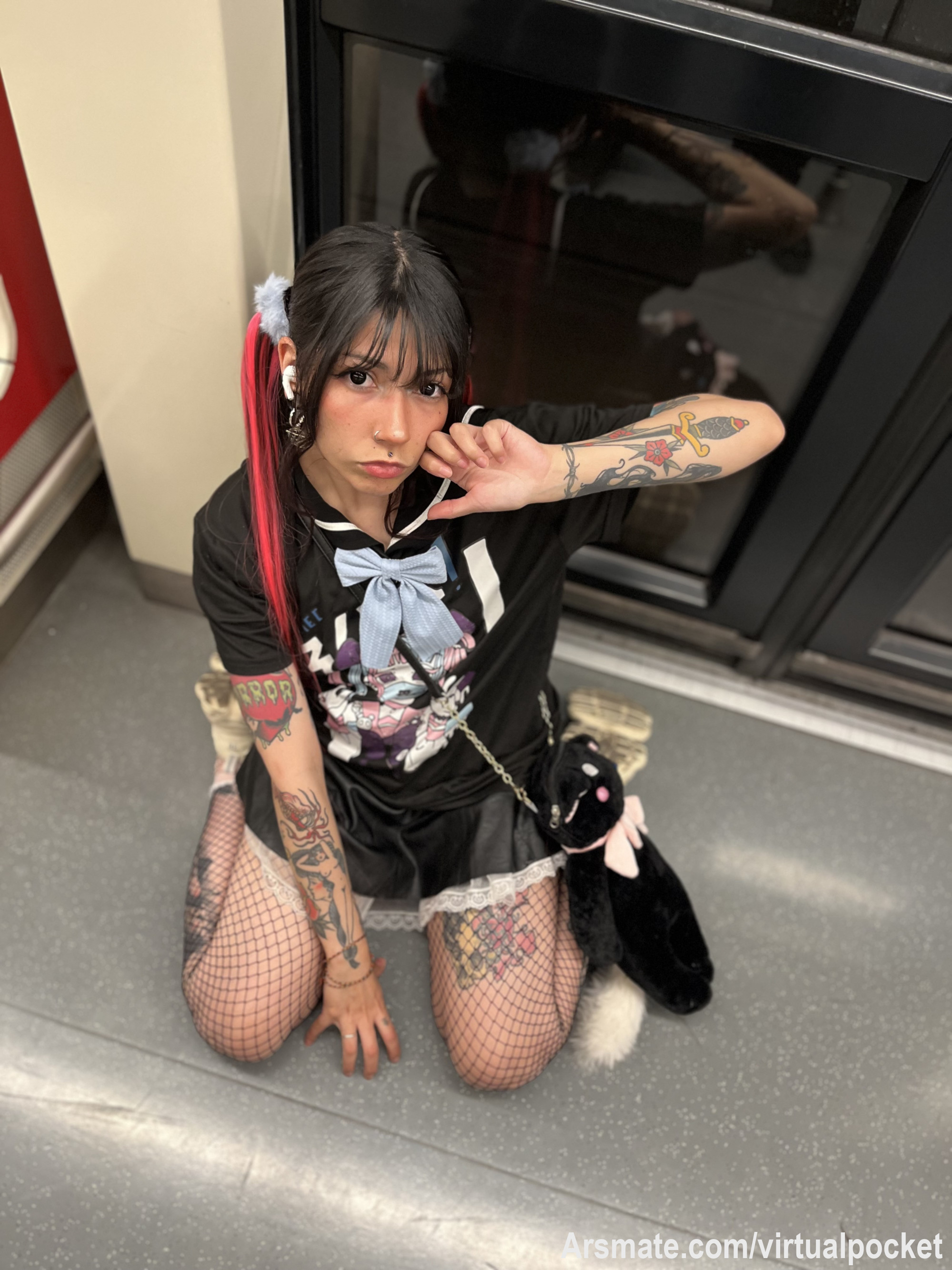 Ñaaaaaa me da demasiada penita la cantidad de contenido que se me borró, ya que estoy súper cambiada físicamente que hace unos años!!  Así que prometo estar subiendo contenido muchísimo más seguido!!
Esta soy yo en mi día a día >u< les gustaría ver fotitos con ese pelito? Los leo 🩷🩷🩷