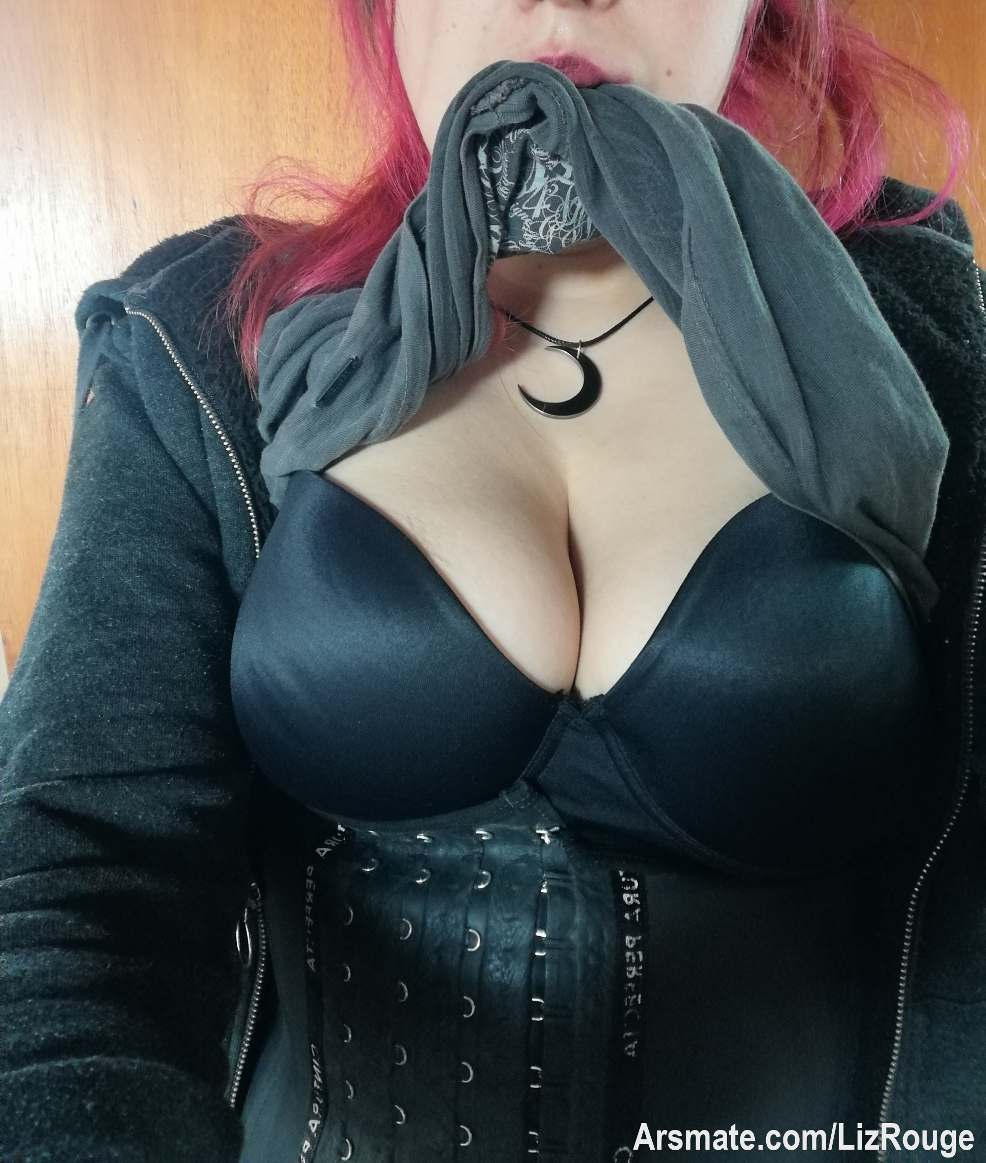 Suscríbete 💋 para desbloquearme.