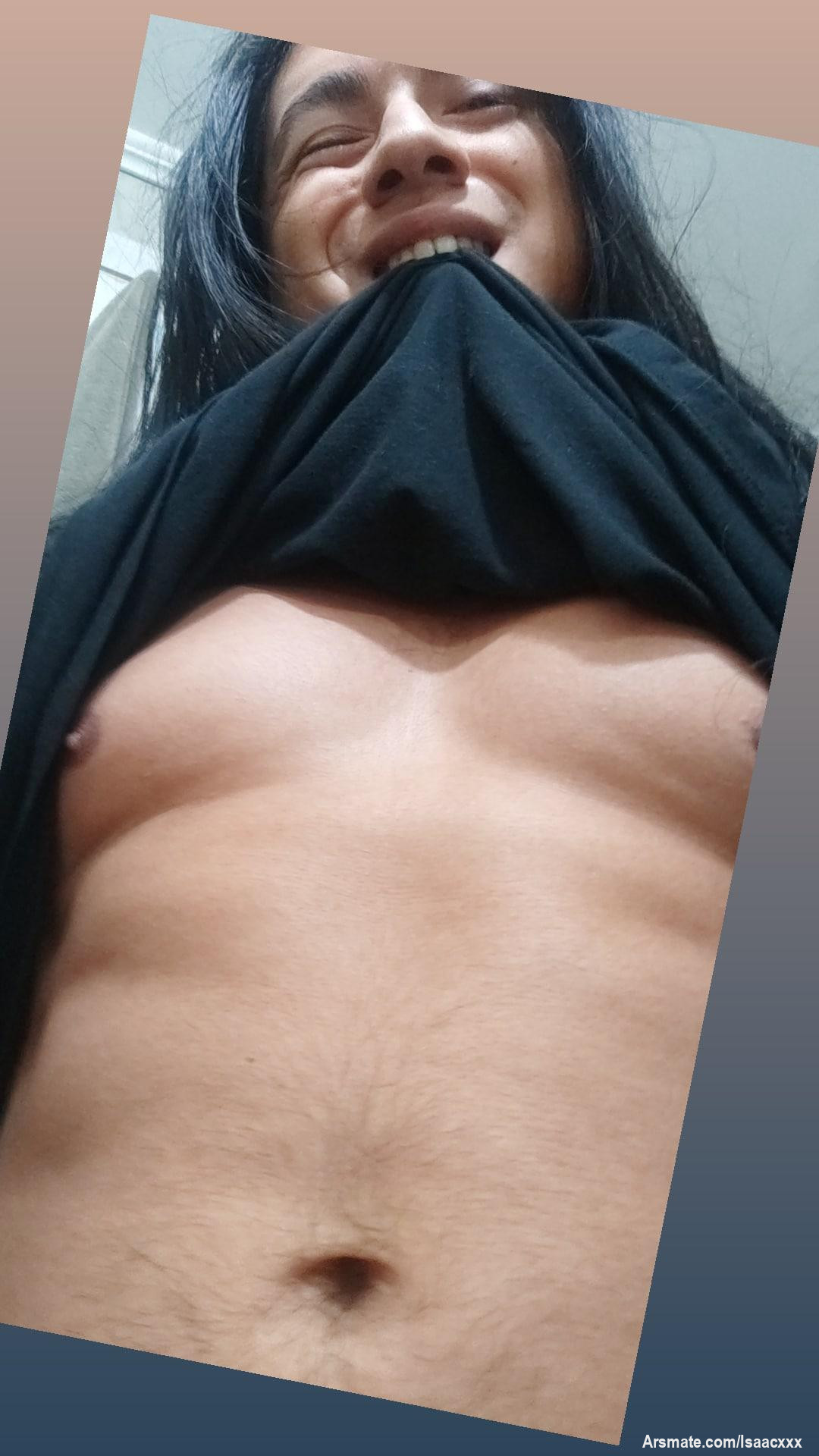 Muy buenas noches mis amores, les dejo una fotito rica de lo que podrías ver si estuvieses de rodillas antes de mamarmela 🥵💦 te deseo dulces sueños humedos conmigo 😚