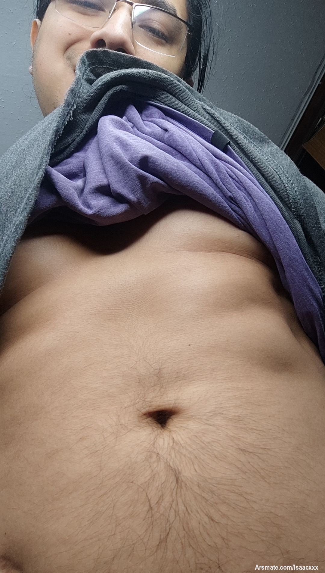 Imagina que después de besarnos intensamente me subo la polera y bajas lentamente besando mi cuello, mis pectorales, chupas mis pezones, sigues bajando besando mis abdominales y pasas la lengua subiendo y bajando por mis abdominales, te pones de rodillas y me empiezas a rogar para que lo saque mientras me miras a la cara