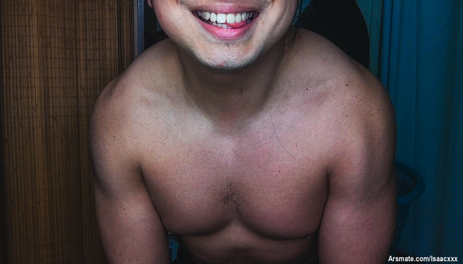 Me encantaría abrazarte poniendo tu cara en mis pectorales mientras beso tu frente, para luego tomarte del mentón y darte un beso profundo y con lengua... Bien mojadito 💦😋