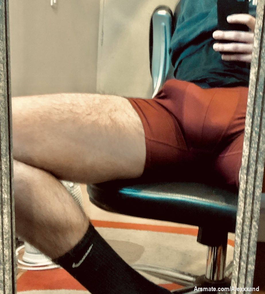 Ando con el paquete bien marcado, te gustaría acompañarme? 😈