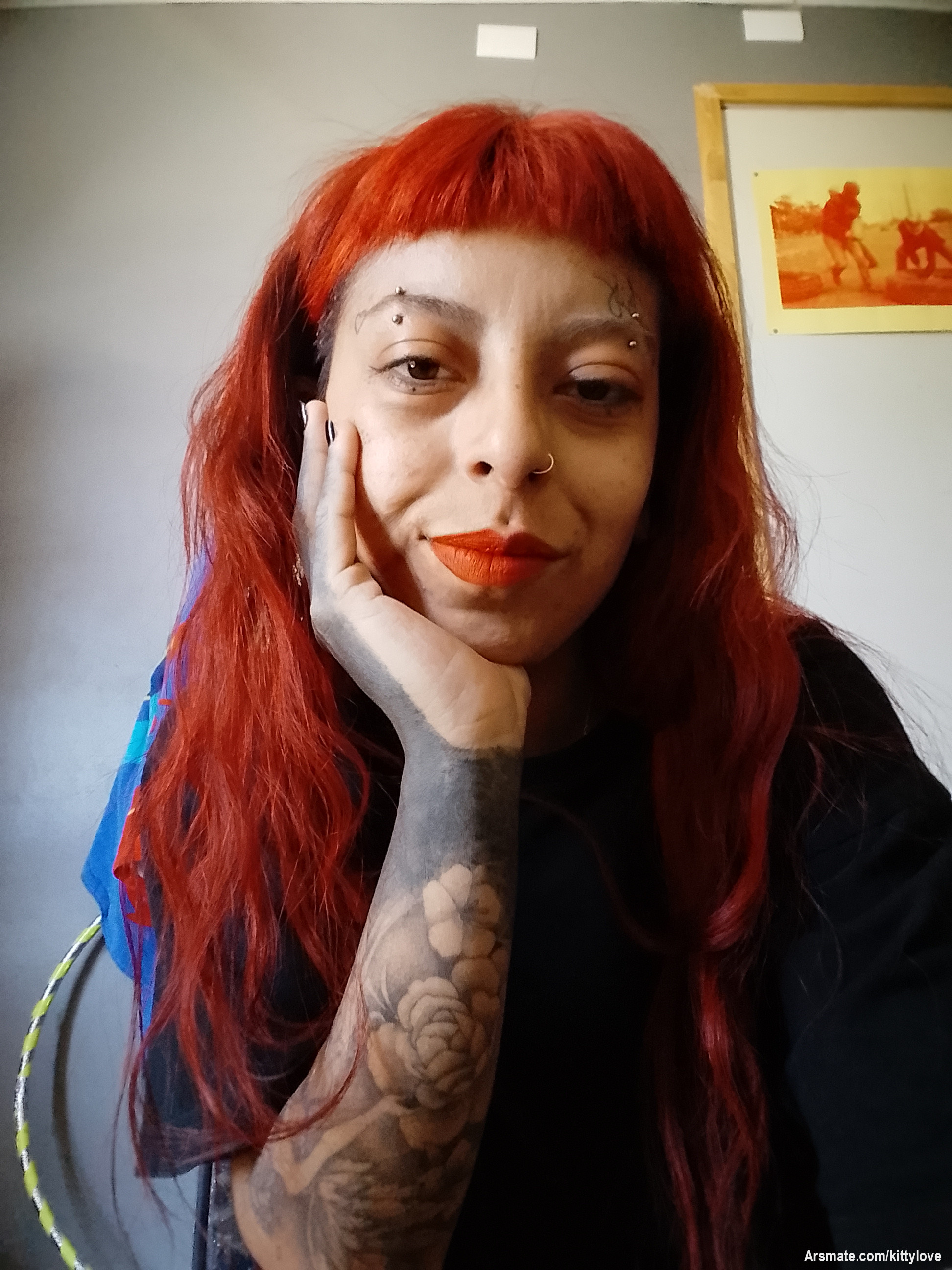 Holis
pa las chicas que venden contenido y otras weas similares, ayer me pasó en un live que un wn me dijo que tenía cara de mono JAJAJA, siendo sincera, tengo tan claro lo que soy y tengo mi autoestima tan firme, que solo le dije que los monitos son lindos así que no me ofendía🥰 pero les voy a dar un consejito que nadie me pidió: lo mejor que podemos hacer, es entender que las palabras de los demás no deben limitarles, eso no les califica como personas, los weones ofenden porque netamente son unos acefalos culiaos que no consiguieron lo que querían, que "quizá" era algo gratis. Piensen que lo que vendemos es un personaje, así que no dejemos que lo que le dicen a ese personaje les cague el día y mucho menos la existencia. Porque no va a pasar solo una vez. La mayoría hemos tenido una lucha interna con nuestros cuerpos, pero espero que finalmente hayan logrado aceptarse. Yo ahora de grande, entiendo que las ofensas de los hombres hacia nosotras, es netamente porque ellos por dentro son una mierda. Así que, no dejen que sus palabras las definan. Yo tengo claro que no tengo el físico hegemónico perfecto, pero  amo CALETA mi cuerpo. Ellos ofenden a nuestro personaje, no a nuestro yo-real. Dentro de las redes sociales somos un personaje que solo muestra nuestra SEXUALIDAD, que es con lo que monetizamos. A veces igual son weas que a una le toca la fibra, pero no dejen que eso les quite las ganas de hacer dinero con esto, lamentablemente en este rubro estamos mucho más expuestas  a que nos ofendan por cualquier wea. Desde que somos putitas, hasta bueno, ustedes saben. Así que aprender a lidiar con eso cabras, sobre todo a las que están empezando, que lo que es redes sociales, NO SE VAYA A SUS VIDAS.
redes sociales - trabajo de contenido - vida real.
Los hombres son la wea más nefasta que puede existir, bendiciones pa los que se salvan, yo he tenido suerte la verdad. No todos valen callampa pa ser sincera. En fin
Un abracito a todas las girls🥰.
LES DEJO UNA FOTO DE MI CARA DE MONO PA QUE NO SE ASUSTEN CUANDO ENTREN A LOS LIVE jajaja