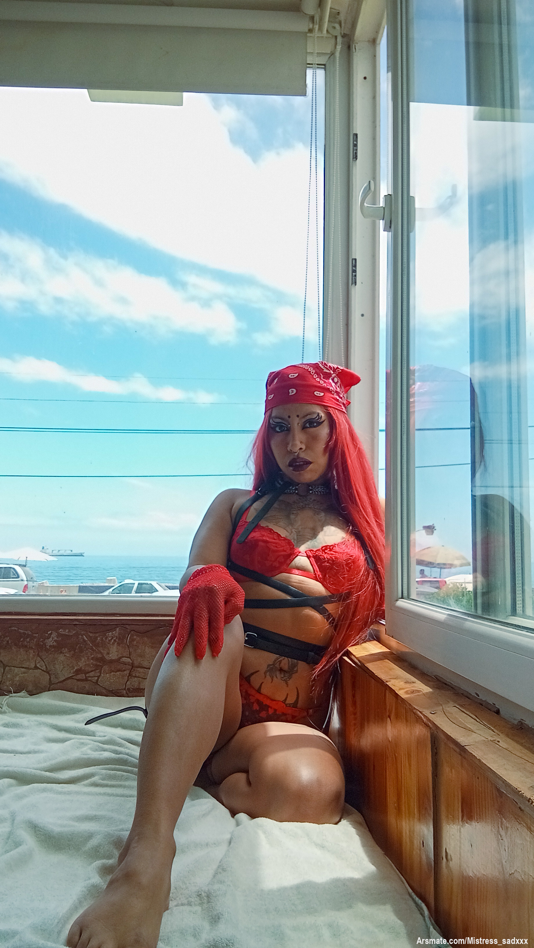 Mis amores mañana les subo muchos videitos exqusiitos que hice en la playa, mañana llegó a mi casita  ahi los subo ya que con mi internet no me deja por lo que pesan 
Así que les dejo una foto tentando 😏 te gustaría verme así quemandome mis partes intimas con una vela mientras me folla para terminar exquirtiandome y fumarme un cigarrito que apagó en mi pussy ?