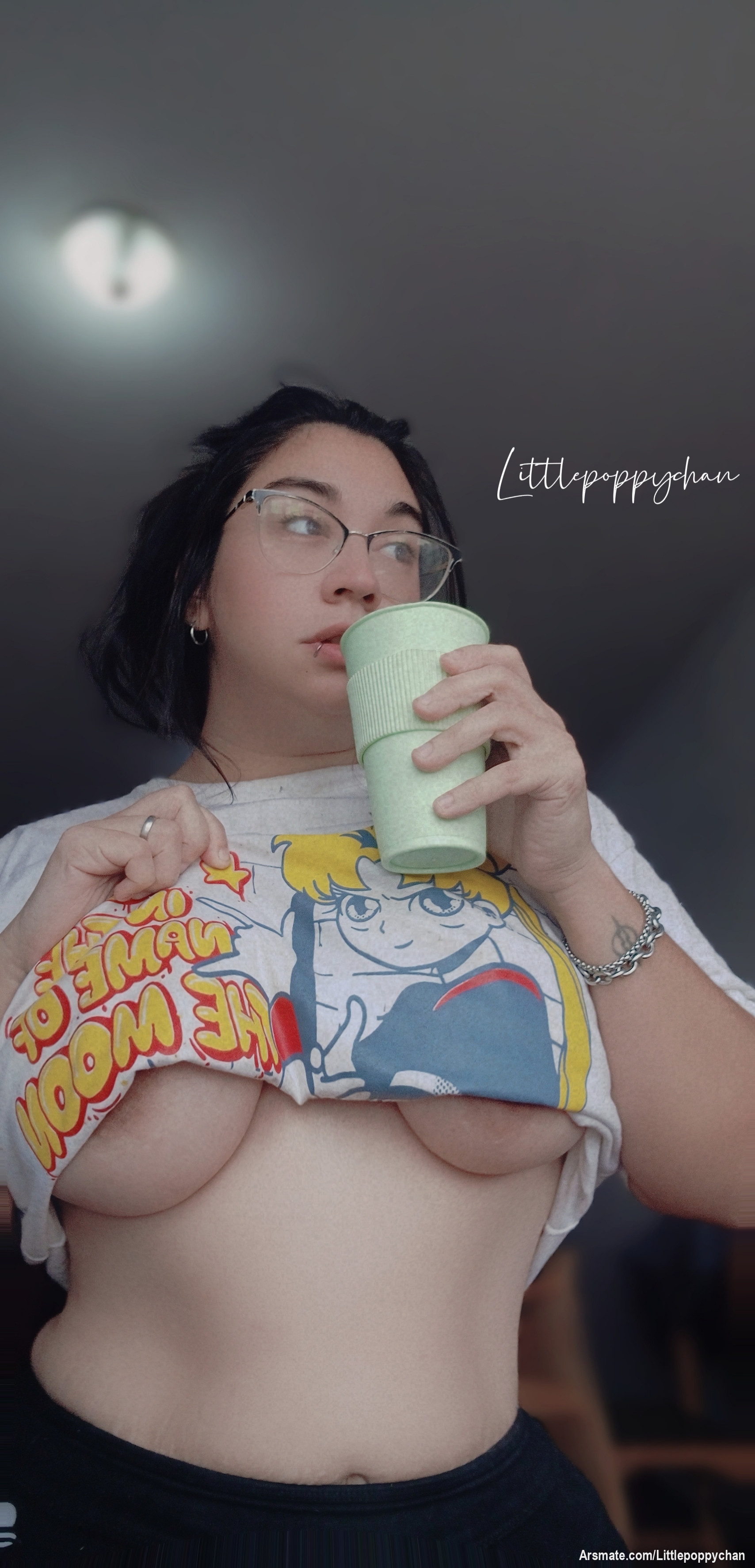 Buenos días, amor! 😘
Desperté con ganas de sentirte cerca, de que tus manos recorran mi piel despacito mientras el sol apenas entra por la ventana…
¿Y si hoy empezamos el día con algo más que café? ☕🔥
Estoy mojada de solo imaginarte… 

💋 Tu tentación, activa y caliente desde temprano